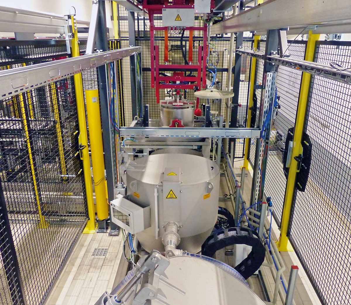 View into a Robot-Polar-System for washing and drying parts.